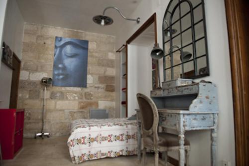 アヴィニョンにあるCité des Papesの壁に頭が付いたデスクが備わる客室です。