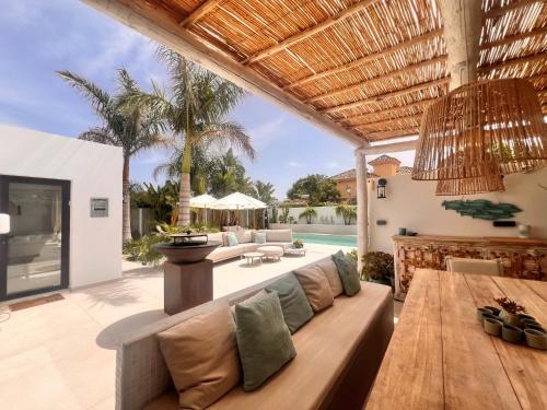 Casa Duende, Estepona, Private beach house with heated pool