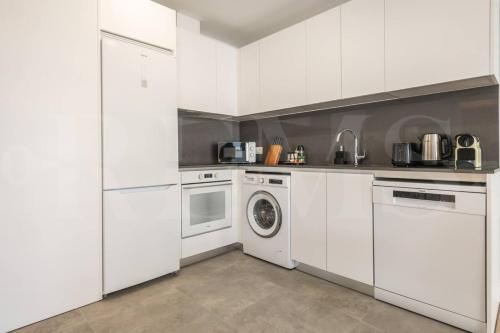 Cathedral & Port View Apartment, Pool & Gym REMS