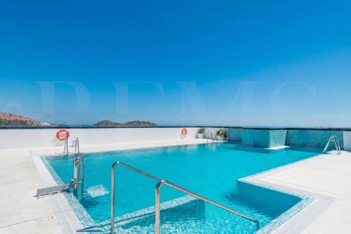 Cathedral & Port View Apartment, Pool & Gym REMS