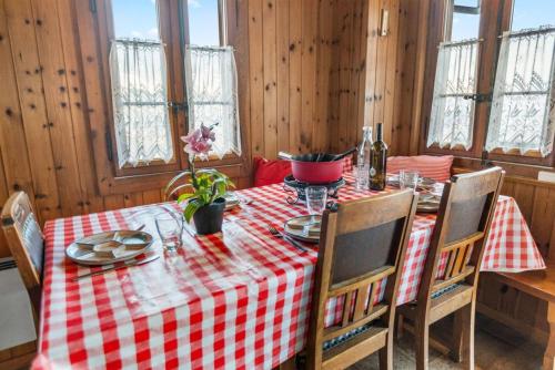 Chalet rustique avec parking privé et terrasse