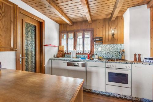 Chalet rustique avec parking privé et terrasse