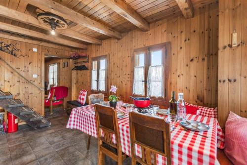 Chalet rustique avec parking privé et terrasse