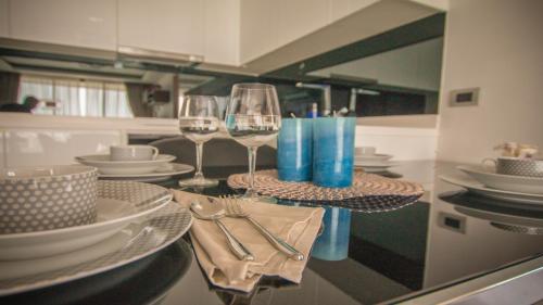 芭達雅南區的住宿－高塔公寓，餐桌,配有酒杯和盘子
