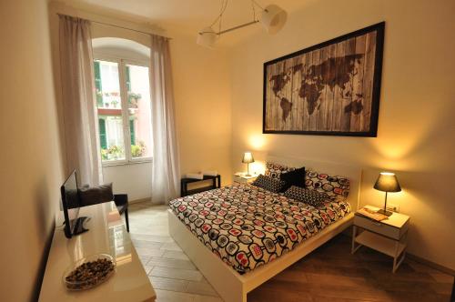 sypialnia z łóżkiem i obrazem na ścianie w obiekcie The Lighthouse w mieście La Spezia
