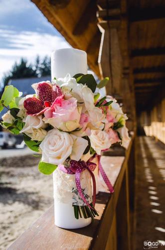 a bouquet of flowers in a vase on a table at "Plai cu Peri" in Săpînţa