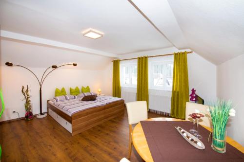 ミュールバッハ・アム・ホーホケーニッヒにあるFerienwohnung Haus Marionのベッドルーム1室(ベッド1台、ダイニングテーブル付)