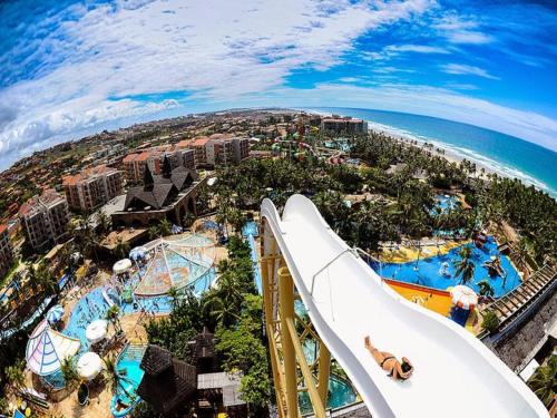 una vista aérea de un parque acuático con tobogán en Center 1 Hotel, en Fortaleza