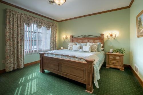 Stroudsmoor Country Inn في سترودسبورغ: غرفة نوم بسرير كبير ونافذة