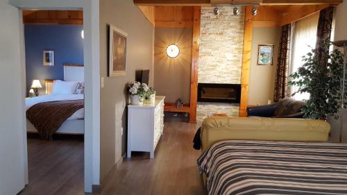 een slaapkamer met een bed en een bank in een kamer bij Duck Pond B&B Cottage in Leamington