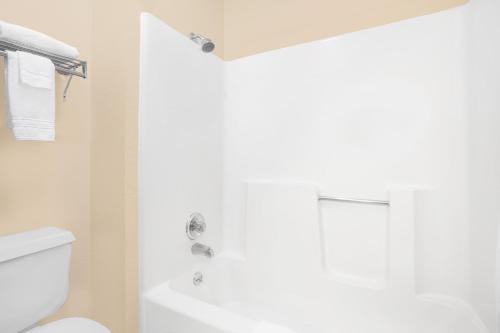 Ett badrum på Boarders Inn & Suites by Cobblestone Hotels Waterloo Cedar Falls