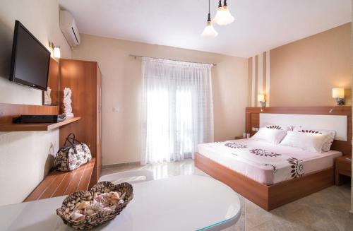pokój hotelowy z łóżkiem i telewizorem w obiekcie Tsamakdas House w mieście Torone