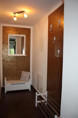een woonkamer met een bank en een spiegel bij FeWo Strohbach in Meißen