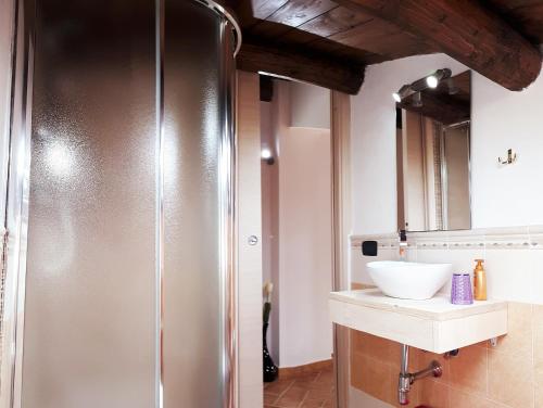 a bathroom with a sink and a shower at Appartamenti di Claudia Locazione turistica in Spoleto