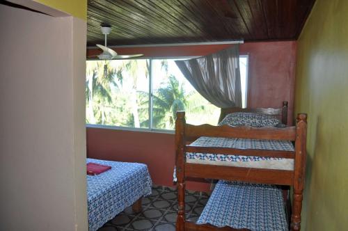 um quarto com dois beliches e uma janela em Sitio Os Tres em Camaçari