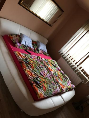 凱斯特海伊的住宿－Kira Apartman，一张带五颜六色的被子的床
