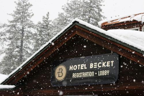 um sinal no telhado de um hotel beterraba na neve em Hotel Becket em South Lake Tahoe