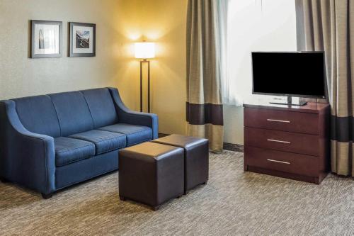Una televisión o centro de entretenimiento en Super 8 by Wyndham Altoona