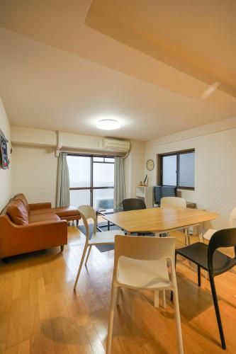 Direct Airport Bus & Namba! Spacious 2BR Apt for 5
