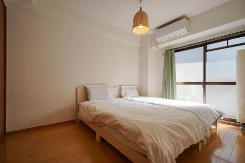 Direct Airport Bus & Namba! Spacious 2BR Apt for 5