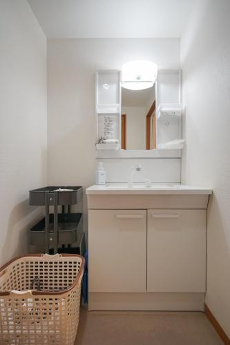 Direct Airport Bus & Namba! Spacious 2BR Apt for 5