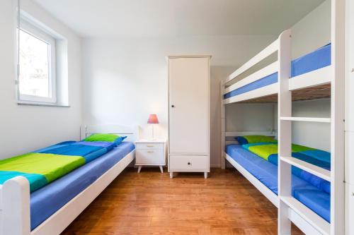 een slaapkamer met 2 stapelbedden en een spiegel bij Sarnen Apartment 1 in Sarnen