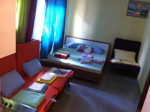 Camera piccola con letto e 2 sedie di Triglav Studio Apartments a Punat