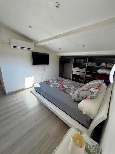 Large, bright loft with mezzanine