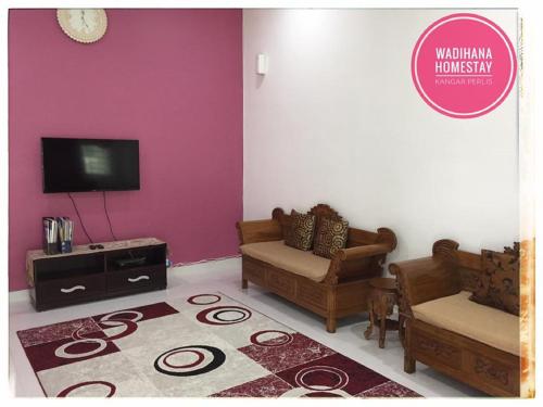 uma sala de estar com um sofá e uma televisão em Wadihana Homestay em Kangar