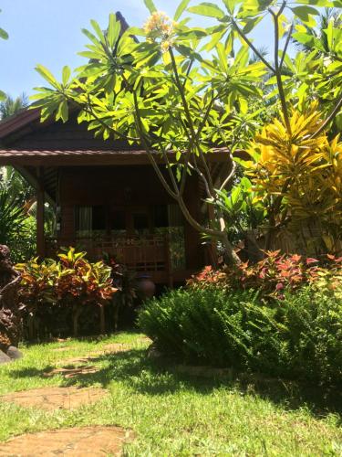 Taman di luar Khoo Villa