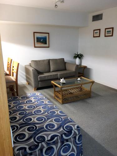 Ruang duduk di Camargue Beachfront Apartments