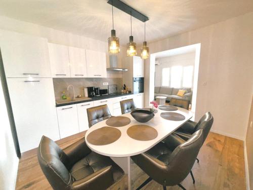 City 3 bedroom beach apartment with parking
