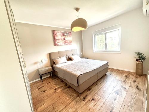 City 3 bedroom beach apartment with parking