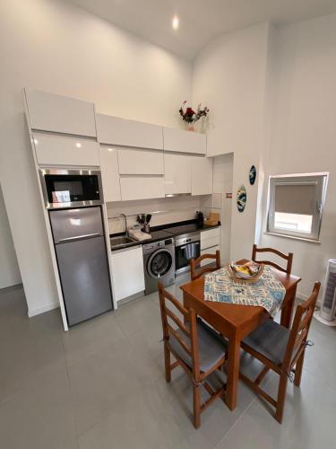 Sandowav – Modern Apartment Steps from the Beach