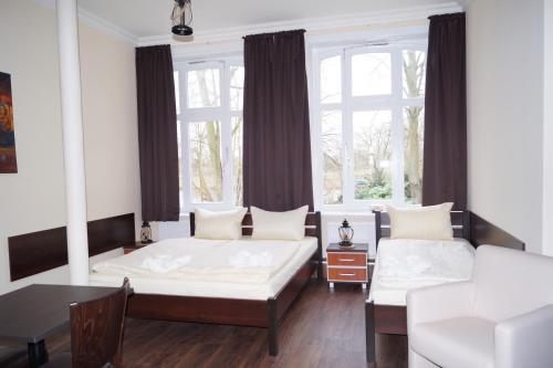 MY-BED Hamburg في هامبورغ: غرفة نوم بسريرين وطاولة
