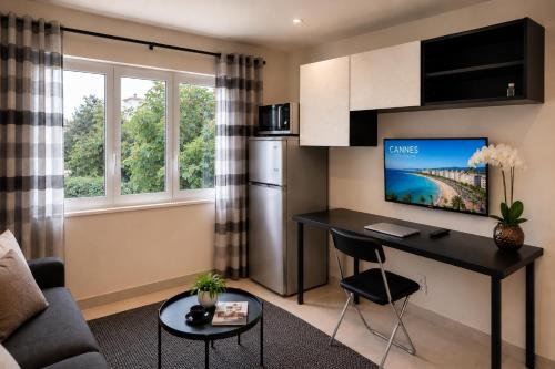 Studette Cannes Croisette Martinez Area