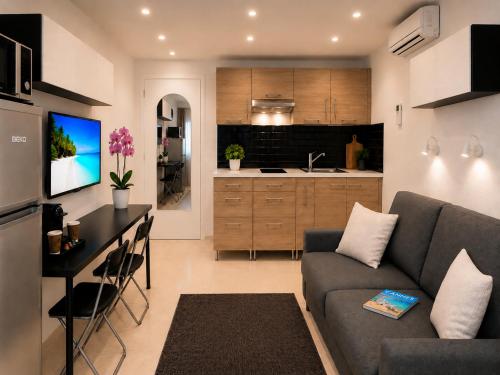 Studette Cannes Croisette Martinez Area