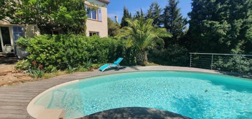 Villa 10 mn on foot from beaches, TGV station and city center with swimming pool