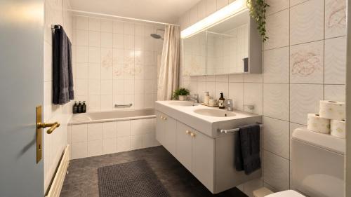 Thun Oasis - Pool, Parking & Mountain Views