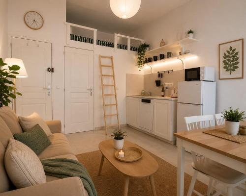 2 Bedroom, private bath plus Near Beach