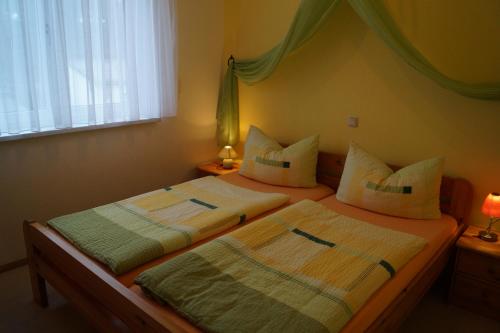 two twin beds in a room with a window at Ferienhaus Käpt´n Moritz in Karlshagen