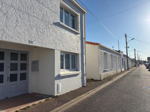 Maison 2 Chambres avec Jardin, Quartier La Chaume, Proche Plage et Commerces