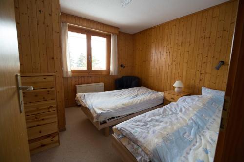 1 Schlafzimmer mit 2 Betten und einem Fenster in der Unterkunft Chalet Brune-Haute in Anzère