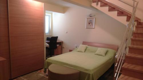 um quarto com uma cama e uma escada em Swiss Holiday em Split