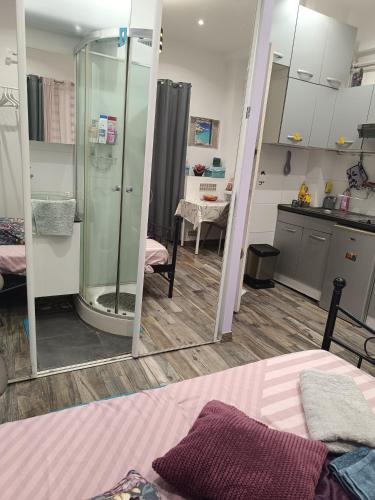 Heart of center Nice small room appartement