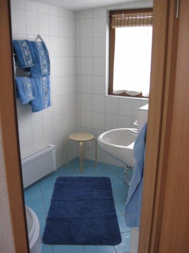 łazienka z umywalką, toaletą i wanną w obiekcie Ferienhaus Kohlmeise w mieście Neudorf