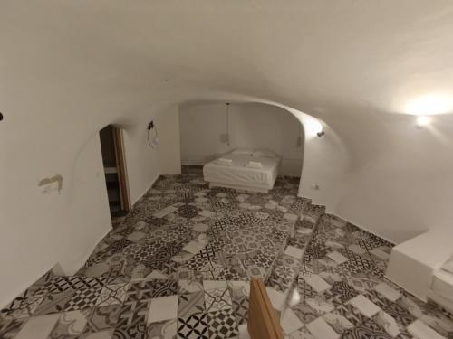 Fira Cave Traditional