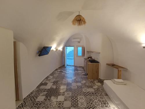 Fira Cave Traditional