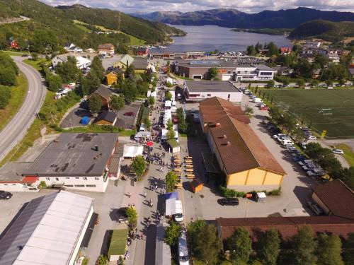an overhead view of a small town with a parking lot at Bakkalandet Hotel in Kolvereid