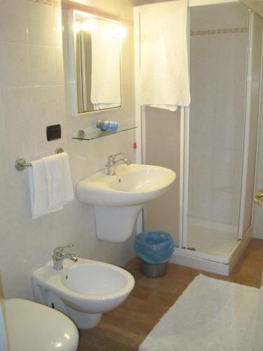 Un baño con lavabo, inodoro y ducha. en B&B Fattore, en Levanto